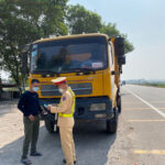 Công an Đô Lương tăng cường tuần tra, kiểm soát, xử lý nghiêm xe quá khổ, quá tải