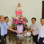 Lãnh đạo huyện Đô Lương thăm, tặng quà các cơ sở tôn giáo nhân Lễ Phục sinh năm 2022