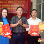 Huyện ủy Đô Lương công bố và trao các Quyết định của Ban thường vụ Huyện ủy về công tác cán bộ và trao huy hiệu Đảng cho đảng viên tại Chi bộ Lạc Hồng