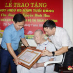 Huyện ủy Đô Lương trao huy hiệu 65 năm tuổi Đảng cho đồng chí Nguyễn Đình Hòa