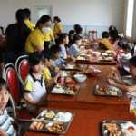 Bưu điện Đô Lương tặng quà và tổ chức bữa cơm cho 70 cháu tại Trung tâm công tác xã hội Nghệ An