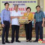 Ban chỉ đạo Quốc gia về phòng chống thiên tai hỗ trợ Đô Lương 36 máy lọc nước và 200 thùng mỳ tôm