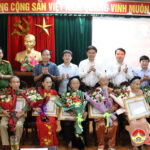 Đồng chí Hồ Lê Ngọc – Trưởng ban nội chính Tỉnh ủy trao huy hiệu Đảng cho các đảng viên tại Đô Lương