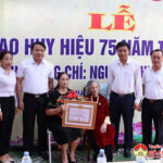 Đồng chí Hồ Lê Ngọc – Trưởng ban nội chính Tỉnh ủy trao tặng huy hiệu 75 năm tuổi Đảng tại  Đô Lương