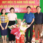 Đồng chí Nguyễn Tất Hoài Hiệp – Phó Bí thư thường trực Huyện ủy trao huy hiệu 75 năm tuổi Đảng tại xã Trung Sơn