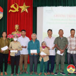 Vietcombank – Chi nhánh Vinh phối hợp Hội Chữ thập đỏ Đô Lương tặng quà cho người dân khắc phục hậu quả ngập lụt