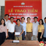Thị trấn trao tiền hỗ trợ xây nhà Đại đoàn kết tại xã Đại Sơn