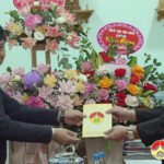 Đồng chí Trần Văn Hiến – Phó chủ tịch UBND huyện chúc mừng và tặng quà Giáo xứ Thanh Tân