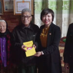 Đồng chí Vương Thị Quý – Chủ tịch MTTQ huyện tặng quà tết cho các CCB chống Pháp tại xã Nam Sơn