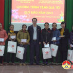 Đoàn đại biểu Quốc hội tặng quà Tết cho người nghèo tại huyện Đô Lương