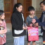 Đồng chí Nguyễn Trung Thành – PCT UBND huyện thăm tặng quà các gia đình thương bệnh binh và gia đình có hoàn cảnh khó khăn
