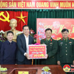 Sư đoàn 324 chúc tết Huyện ủy Đô Lương