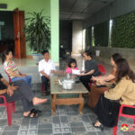 Đồng chí Nguyễn Thị Anh Quang – Phó chủ tịch UBND, Chủ tịch hội chữ thập đỏ huyện thăm và tặng quà trẻ em có hoàn cảnh đặc biệt khó khăn.