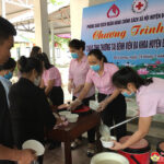 Phòng giao dịch Ngân hàng chính sách xã hội huyện Đô Lương trao “Bát cháo tình thương” tại Bệnh viện đa khoa Đô Lương