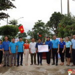 Hội đồng đội Đô Lương trao đường điện thắp sáng