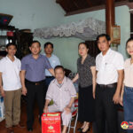 Đồng chí Hoàng Văn Hiệp – Phó Bí thư Huyện ủy, Chủ tịch UBND huyện tặng quà các thương binh, bệnh binh, gia đình chính sách ở xã Đông Sơn