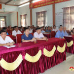 Đồng chí Nguyễn Tất Hoài Hiệp trao tặng huy hiệu Đảng cho các Đảng viên tại xã Giang Sơn Đông