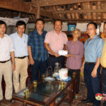 Báo Nông thôn ngày nay trao tiền hỗ trợ xây dựng nhà tình nghĩa cho bà Lê Thị Hòa xã Hồng Sơn, Đô Lương