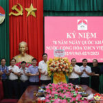Huyện ủy tặng hoa chúc mừng cơ quan Chính quyền huyện Đô Lương nhân dịp kỷ niệm 78 năm ngày Quốc khánh nước CHXH CN Việt Nam