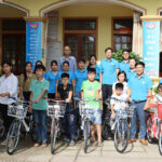 Chi bộ LĐLĐ Đô Lương trao tặng “Xe đạp cho em đến trường”