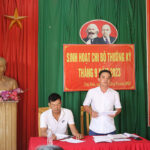 Đồng chí Hoàng Văn Hiệp dự sinh hoạt chi bộ tại xóm 3, xã Trù Sơn