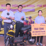 Trường THPT Đô Lương 2 trao tặng xe đạp điện cho học sinh hiếu học