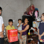 Đồng chí Bùi Duy Đông – Tỉnh ủy viên, Bí thư Huyện ủy tặng quà trung thu cho các cháu có hoàn cảnh khó khăn trên địa bàn