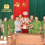 Lãnh đạo huyện Đô Lương tặng hoa, chúc mừng cán bộ, chiến sỹ Đội Cảnh sát CC&CNCH số 5.