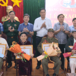 Đảng bộ huyện Đô Lương trao tặng Huy hiệu 70, 75 năm tuổi Đảng