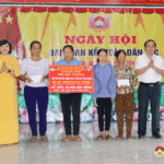 Đồng chí Chủ tịch UBND huyện Hoàng Văn Hiệp dự ngày hội Đại đoàn kết toàn dân tộc tại xóm Văn Vương, xã Nhân Sơn