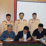 Phòng Cảnh sát giao thông Công an tỉnh- Đội cảnh sát giao thông đường bộ 2 tuyên truyền và ký cam kết pháp luật về  trật tự ATGT năm 2023 đối với chủ phương tiện doanh nghiệp vận tải thường xuyên hoạt động trên tuyến quốc lộ 7 và quốc lộ 7C.