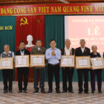 Đảng bộ xã Tràng Sơn tổ chức lễ trao huy hiệu Đảng đợt 2/9 và 7/11/2023 và tổng kết công tác xây dựng Đảng năm 2023