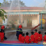 Trường mầm non Nhân Sơn giao lưu, trải nghiệm “Bé làm lính cứu hỏa”