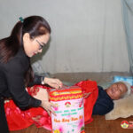 Đồng chí Nguyễn Thị Anh Quang – Phó chủ tịch UBND huyện trao quà cho hộ gia đình chính sách, trẻ em có hoàn cảnh khó khăn
