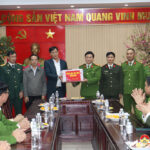 Đồng chí Bùi Duy Đông thăm và tặng quà các đơn vị LLVT làm nhiệm vụ trực tết.