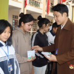 Trường THPT Đô Lương 2 trao tặng 108 suất quà cho học sinh nghèo nhân dịp tết Giáp Thìn năm 2024