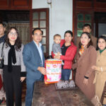 Đồng chí Trần Văn Long thăm và tặng quà tết cho gia đình chính sách và trẻ em có hoàn cảnh khó khăn.