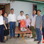 Đồng chí Đoàn Văn Lợi – Ủy viên BTV Huyện ủy, Phó chủ tịch HĐND huyện thăm, tặng quà tri ân các gia đình chính sách