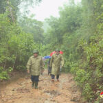 Đồng chí Nguyễn Văn Đệ – Phó Chủ tịch UBND tỉnh kiểm tra tình hình sạt lở núi sát khu dân cư tại huyện Đô Lương