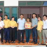 UBMTTQ huyện và Công ty TNHH Trường An trao tiền hỗ trợ xây dựng nhà cho chị Lê Thị Hoa