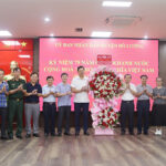 Các đồng chí lãnh đạo Huyện ủy tặng hoa chúc mừng cơ quan HĐND, UBND huyện nhân kỷ niệm 79 năm ngày Quốc khánh nước cộng hòa xã hội chủ nghĩa Việt Nam (2/9/1945-2/9/2024)