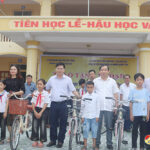 Gia đình Đại tá Ngô Xuân Phú – Phó Giám đốc Công an tỉnh Bình Dương và những người bạn trao tặng xe đạp cho học sinh vượt khó