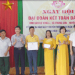 Đồng chí Nguyễn Tất Hoài Hiệp – Phó Bí thư Thường trực Huyện ủy, Chủ tịch HĐND huyện dự Ngày hội Đại đoàn kết toàn dân tộc tại khu dân cư xóm 4, xã Trung Sơn