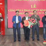 Lễ công bố và trao Quyết định nghỉ hưu Trưởng phòng Tư pháp.