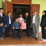 Đồng chí Nguyễn Trung Thành –  Phó Chủ tịch  UBND huyện tặng quà Tết cho các gia đình chính sách, hộ nghèo và trẻ em có hoàn cảnh khó khăn.