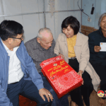 Đồng chí Vương Thị Quý –  Chủ tịch MTTQ huyện tặng quà Tết cho các đối tượng chính sách, hộ nghèo và trẻ em có hoàn cảnh khó khăn.
