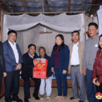 Đồng chí Đoàn Văn Lợi – Ủy viên BTV Huyện ủy, Phó chủ tịch HDND huyện thăm, tặng quà các đối tượng trên địa bàn huyện.