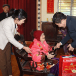 Đồng chí Nguyễn Tất Hoài Hiệp thăm và tặng quà tết cho gia đình người có công và gia đình chính sách nhân dịp tết Nguyên Đán Ất Tỵ năm 2025.