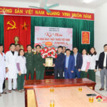 Đồng chí Nguyễn Tất Hoài Hiệp – Phó bí thư Huyện ủy – Chủ tịch HĐND huyện thăm và chúc mừng Bệnh xá Sư đoàn 324  nhân kỷ niệm 70 năm Ngày Thầy thuốc Việt Nam.
