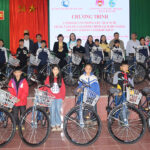 Quỹ Bảo trợ trẻ em Việt Nam, UBMTTQ huyện, Hội LHPN huyện Đô Lương tặng quà của Văn phòng Chủ tịch nước cho các gia đình chính sách, hộ nghèo, trẻ em có hoàn cảnh khó khăn huyện Đô Lương